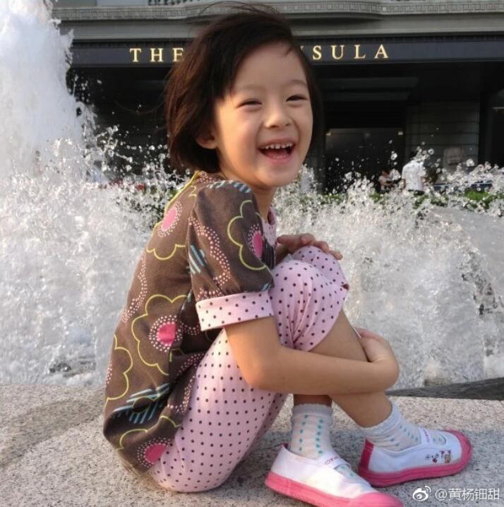 黄杨钿甜小时候的照片组图(黄杨钿甜近照)