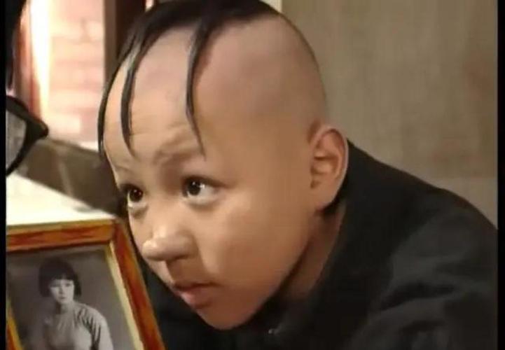 演三毛的演员，三毛演员是男的还是(三毛扮演者今年多大了)