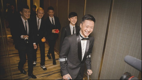 吴京结婚时拄拐因为什么？吴京拄着拐杖现身(吴京怎么了拄双拐)