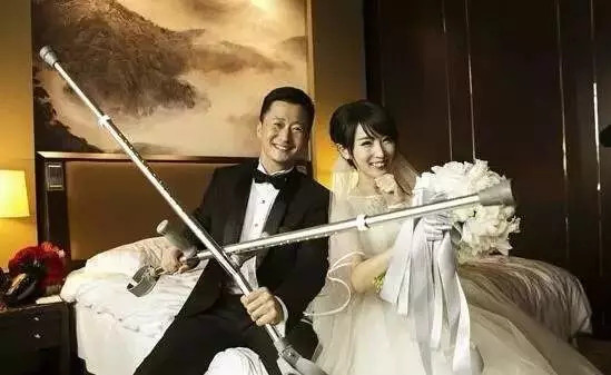 吴京结婚时拄拐因为什么？吴京拄着拐杖现身(吴京怎么了拄双拐)