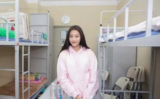 邹元清是闫妮亲生的吗?邹元清的父亲叫什么 邹元清是闫妮亲生的吗?邹元清的父亲叫什么