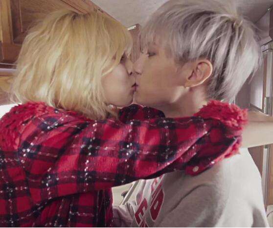 贤胜泫雅热吻图片(泫雅和张贤胜接吻mama)