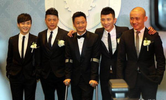 吴京结婚时拄拐因为什么？吴京拄着拐杖现身(吴京怎么了拄双拐)