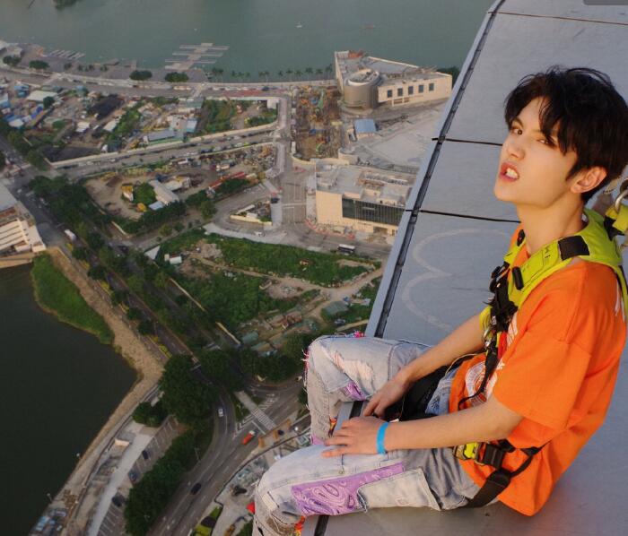 灵超为什么叫百斩男、青春疼痛作家