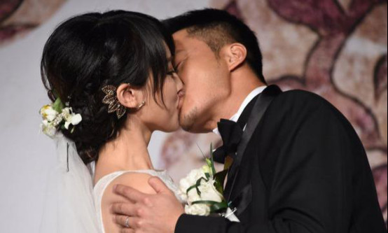 吴京结婚时拄拐因为什么？吴京拄着拐杖现身(吴京怎么了拄双拐)