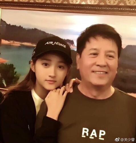 关晓彤家世身份，关晓彤多少天做一(关晓彤家条件)