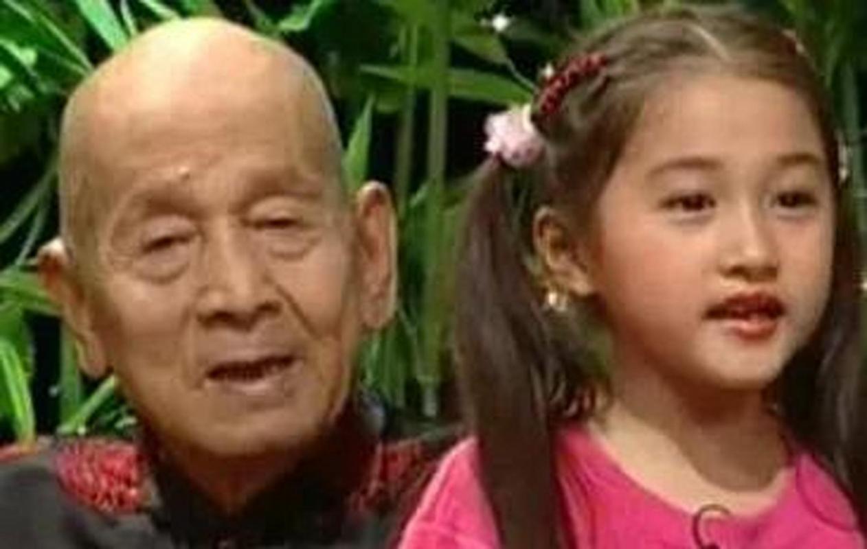 关晓彤家世身份,关晓彤多少天做一(关晓彤家条件)