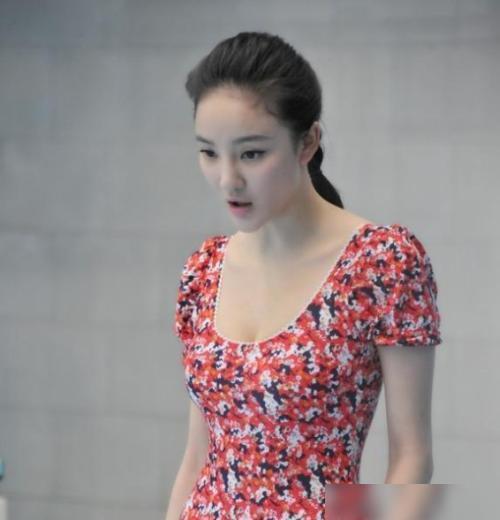 星跳水立方明星，明星跳水视频(水立方女明星跳水)
