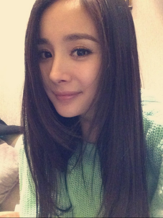 杨幂鼻子和嘴巴很丑吗？杨幂为什么叫沁沁站(杨幂鼻子是朝天鼻吗)