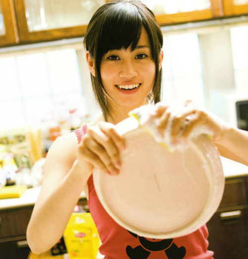 前田敦子强吻高桥南图(前田敦子笑容)