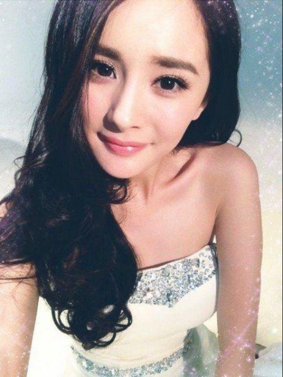 杨幂鼻子和嘴巴很丑吗？杨幂为什么叫沁沁站(杨幂鼻子是朝天鼻吗)