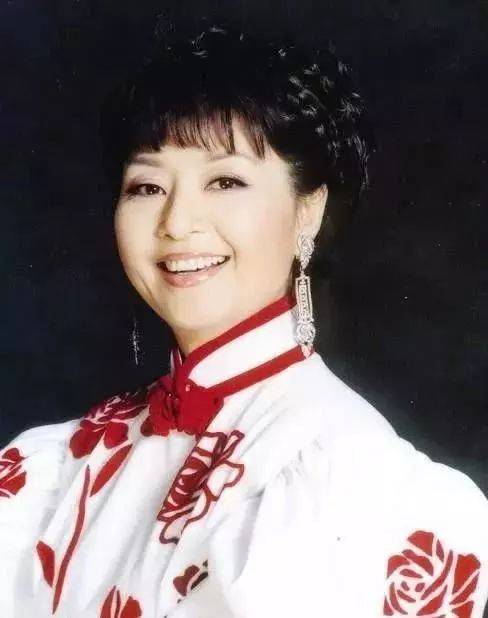 歌唱演员王静，演员王静个人资料图(歌星王静个人资料简历)