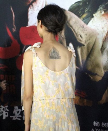 艾薇儿艳照，艾薇儿年轻照片(艾薇儿小时候照片)