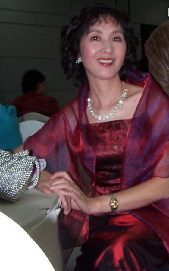 李秀明老了的现状照片(老演员李秀明老年近照)