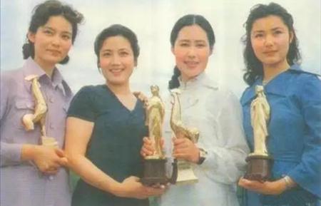 李秀明老了的现状照片(老演员李秀明老年近照)