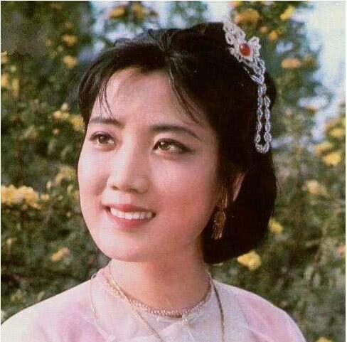 李秀明老了的现状照片(老演员李秀明老年近照)