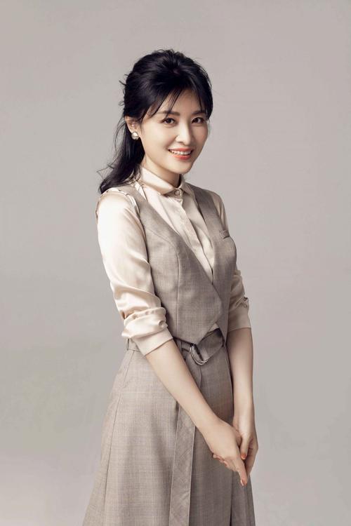 周涛个人资料，周涛丈夫路云简历(周涛和路云结婚照片)