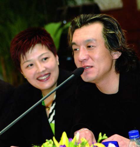 李咏的老婆哈文照片，主持人李咏妻(李咏老婆哈文现身体状况如何)