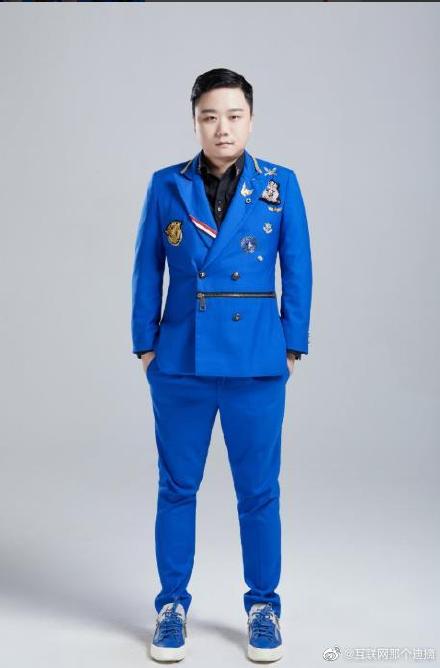 T将军衣服上的徽章有什么说法(部队衣领上徽章是什么)