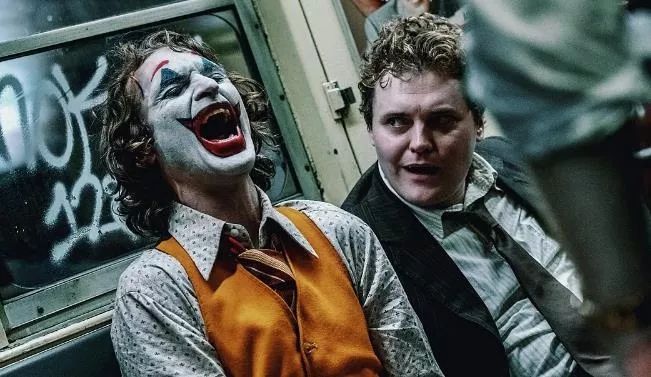 华金菲尼克斯嘴上的疤痕怎么来的