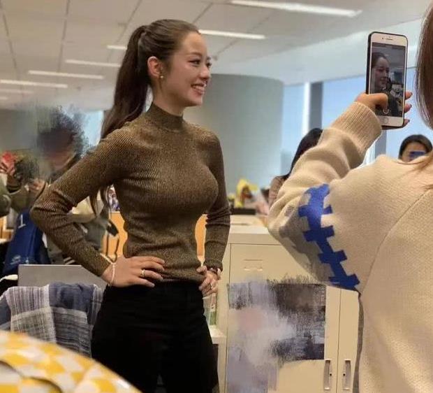 吉娜的胸是不是假的