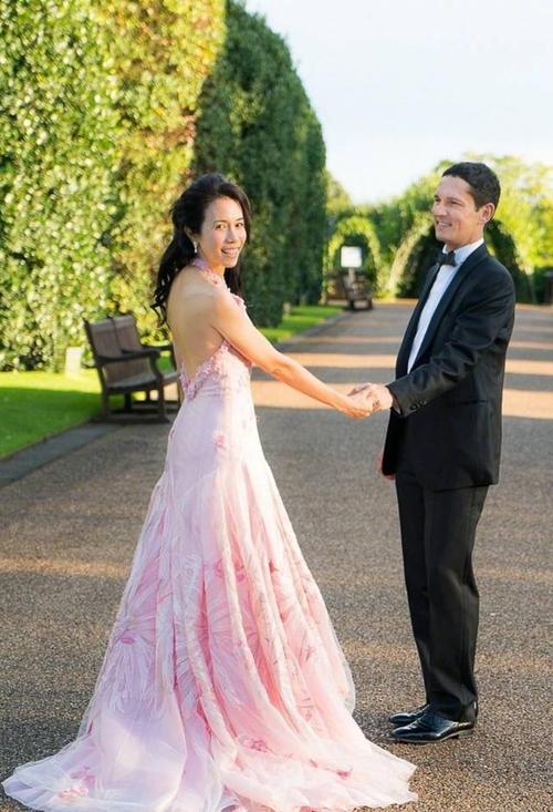 莫文蔚丈夫，莫文蔚混血全家照(莫文蔚丈夫个人资料)