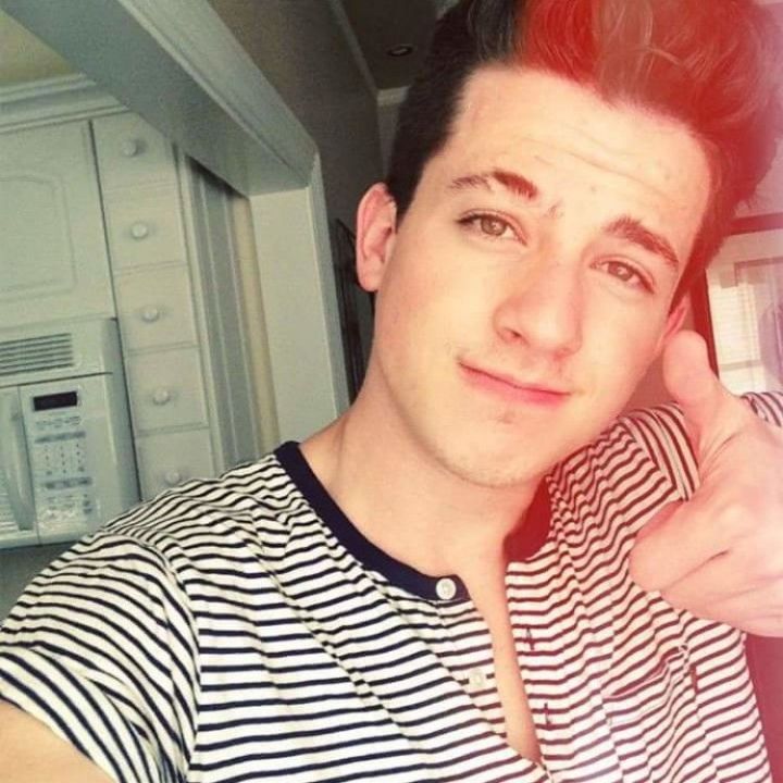 查理普斯断眉眉毛是剃出来的吗？他不是弯的