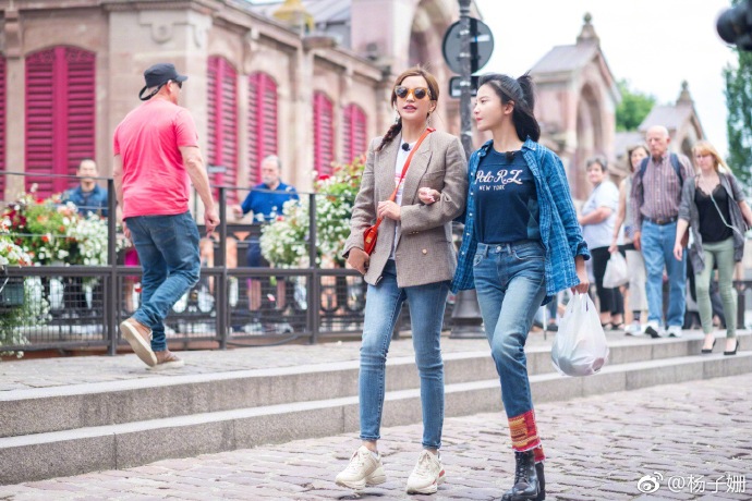 杨子姗鼻子不对称的图片(杨子姗鼻子一高一低)