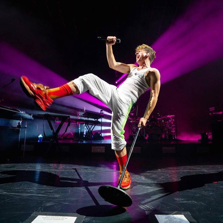 查理普斯断眉眉毛是剃出来的吗?他不是弯的 查理普斯断眉眉毛是剃出来的吗?他不是弯的