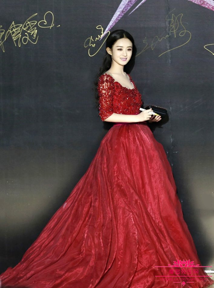 赵丽颖腹肌怎么练出来的？赵丽颖平胸也能人(赵丽颖腹肌照)