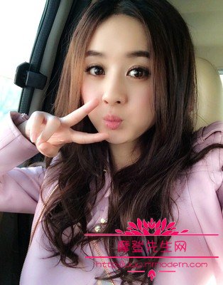 赵丽颖腹肌怎么练出来的？赵丽颖平胸也能人(赵丽颖腹肌照)