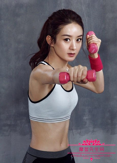 赵丽颖腹肌怎么练出来的？赵丽颖平胸也能人(赵丽颖腹肌照)