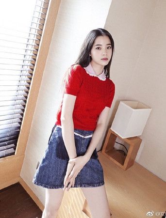 欧阳娜娜王俊凯吻照，欧阳娜娜发育(欧阳娜娜和男生合照)