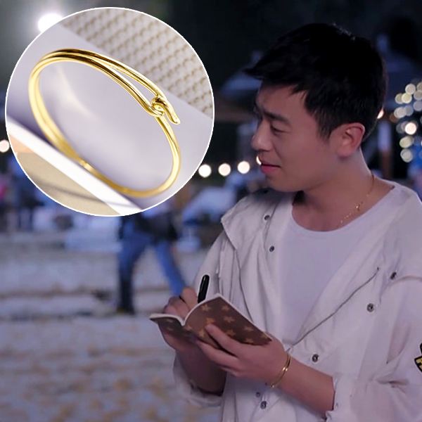 朱亚文为什么一直戴着手镯？朱亚文的父亲是(朱亚文戴的金手镯)