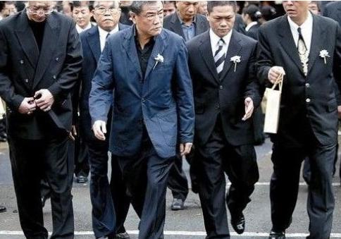 陈楚河为什么放弃继承遗产？陈楚河父亲葬礼(陈楚河放弃继承遗产是怕什么)