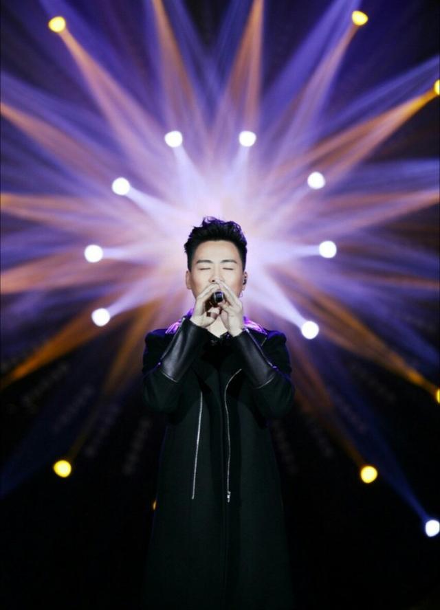 胡彦斌在快乐大本营唱的什么歌？胡彦斌算是