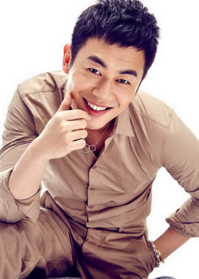 朱亚文为什么一直戴着手镯？朱亚文的父亲是(朱亚文戴的金手镯)