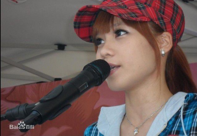 最美街头女艺人陈曼青照片(台湾艺人陈曼青现场表演)