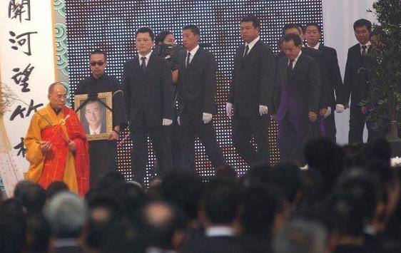 陈楚河为什么放弃继承遗产？陈楚河父亲葬礼(陈楚河放弃继承遗产是怕什么)