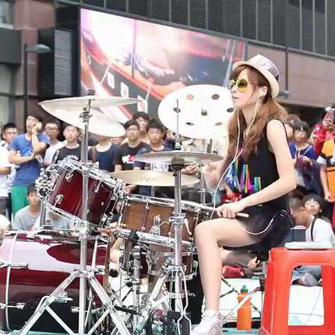 最美街头女艺人陈曼青照片(台湾艺人陈曼青现场表演)