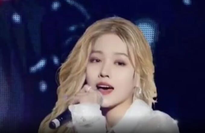 刘雨昕长发照片也非常好看(刘雨昕短发图片)