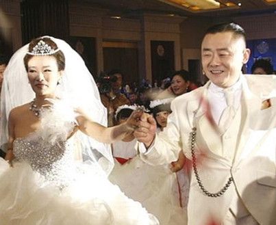 周立波的前妻，周立波第一任妻子是(周立波的前妻个人资料)