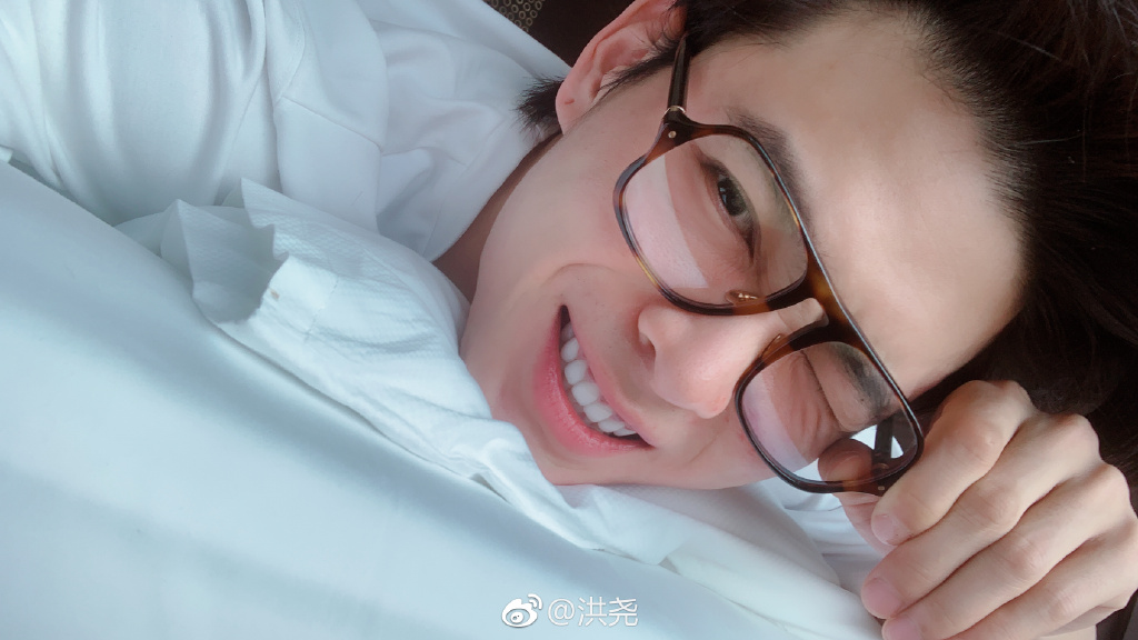 洪尧的牙也太假了吧是假牙吗?他是什么技术 洪尧的牙也太假了吧是假牙吗?他是什么技术