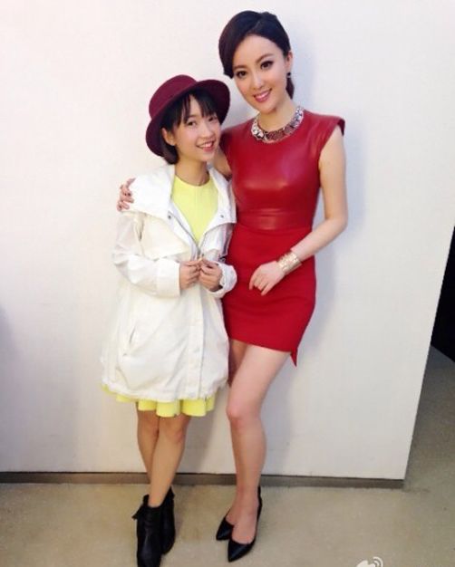 余声为什么喜欢穿短裙?余声性感短裙照片站