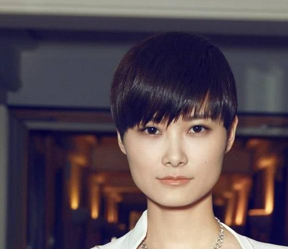 李宇春背景，古惑仔老婆(李宇春到底什么背景)