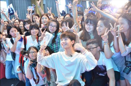 明星后援会靠什么挣钱？粉丝应援的钱是谁的