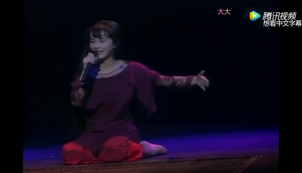 中岛美雪为什么跪着唱漫漫人生路