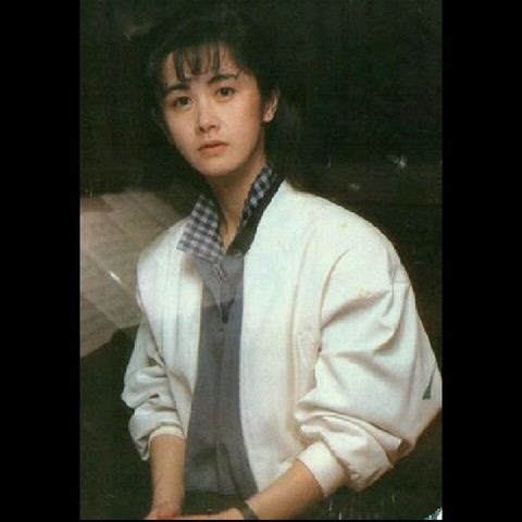 中岛美雪为什么跪着唱漫漫人生路