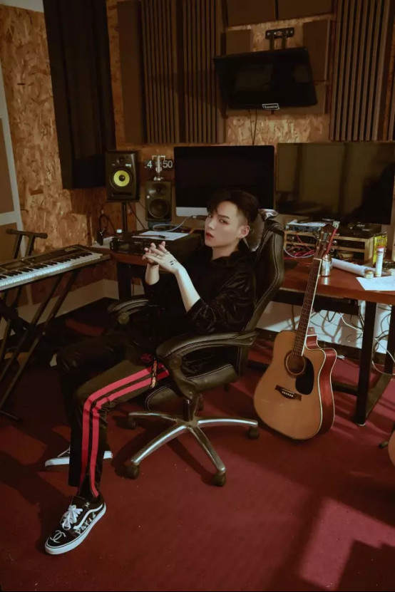 朱星杰为什么叫糖纸哥哥?他的皮肤为什么白 朱星杰为什么叫糖纸哥哥?他的皮肤为什么白