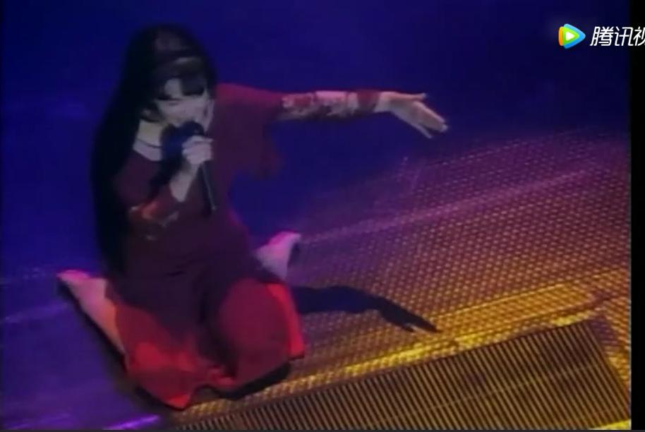 中岛美雪为什么跪着唱漫漫人生路